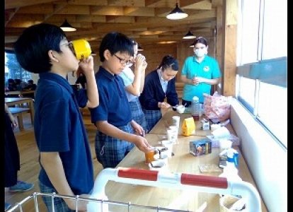 中学校の探求学習では、７種類の「tea tasting」を行いました。