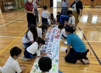 運動会のスローガンに飾り付けました。