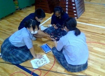 子どもたちは、協力してドローンの動きをプログラミングしました。