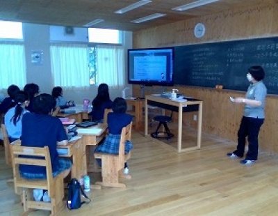 数学の統計の出前授業をオンラインで行いました。（中学１年生）