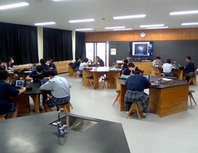 長崎大学の先生による遠隔授業を行いました！（中学２年生）