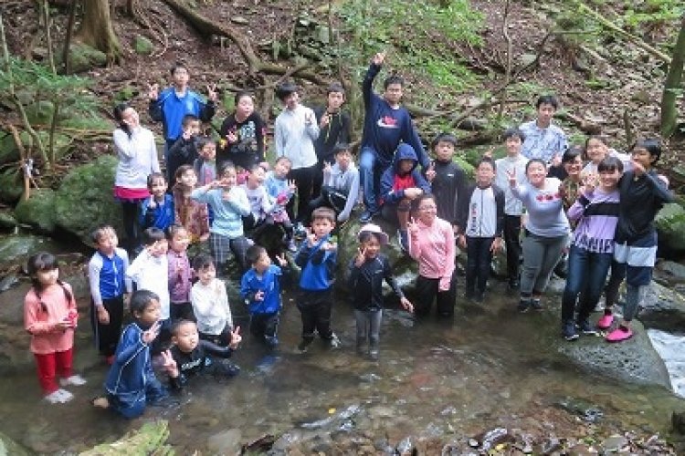 中学2年生と小学2年生が世知原に沢登りに行ってきました。 | 九州