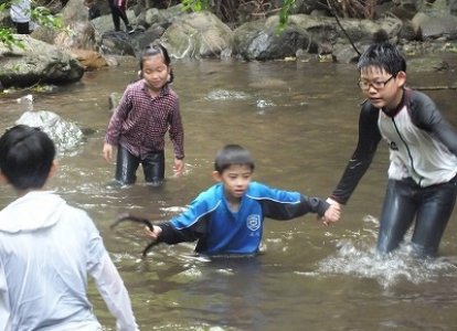 バディを組み、中学生が小学生の手を引き、安全なルートを教えました。