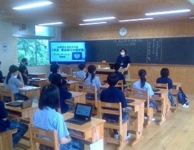 中学１年生が商品開発のプレゼンテーションを行いました。