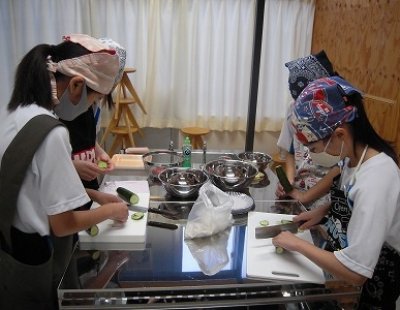 中学校１年生が調理実習を行いました。