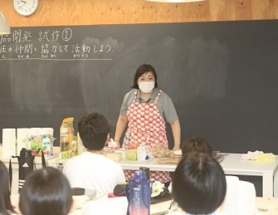 自分たちで考えた商品の試作をしました。(中１ 探求学習）