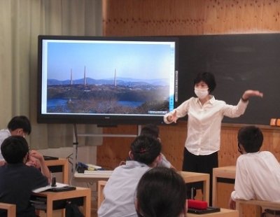 中学2年生が平和学習を行いました。