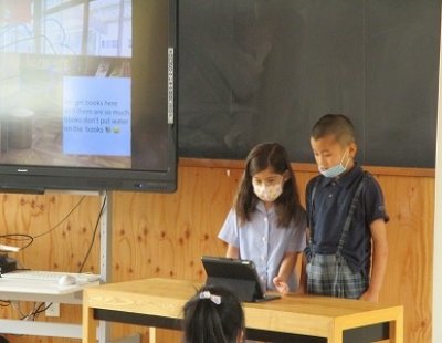 小学2年生が1年生に学校案内をしました。