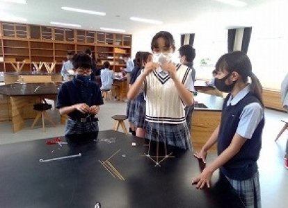 ２年生は、去年よりも高いタワーを目指し反省をいかしながら取り組みました。