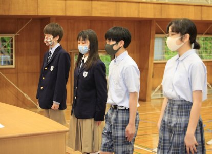 中学生4名の学級委員の任命式