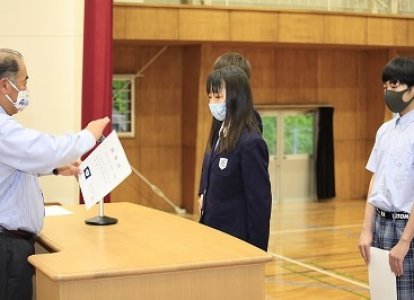 中学生4名の学級委員の任命式
