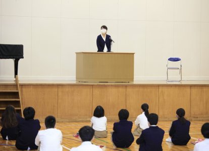 新しい家庭科の先生の着任式