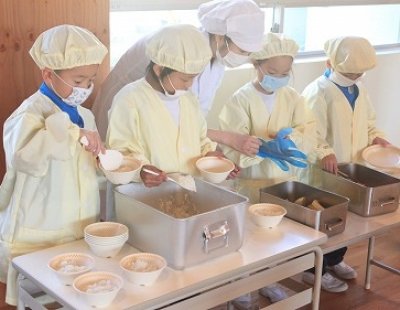 今週から小学生の給食当番がはじまりました。