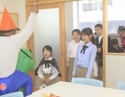 「トリックアトリート！！」大きな声で校長室に生徒たちが押し寄せました。