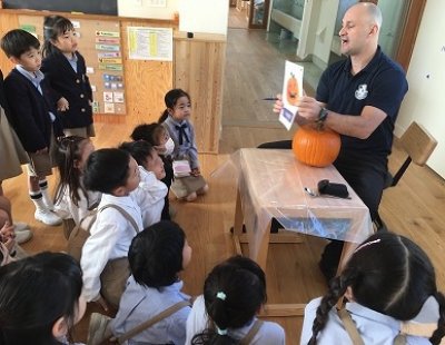 １０月２９日（火）に小学校でカボチャランタン制作を体験しました。