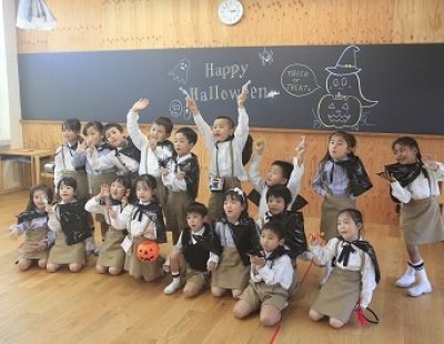 １０月３１日（木）の英語の授業でハロウィンを体験しました。