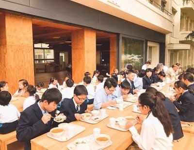 10月28日（月）テラスで給食を食べました