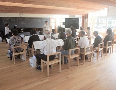 小佐々地区の「唱歌を歌う会」の皆さんが来校されました。