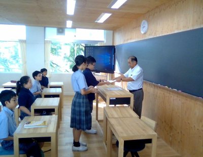 2学期委員長の任命式を行いました。