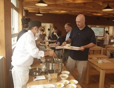 本校給食の保護者試食会を実施しました。
