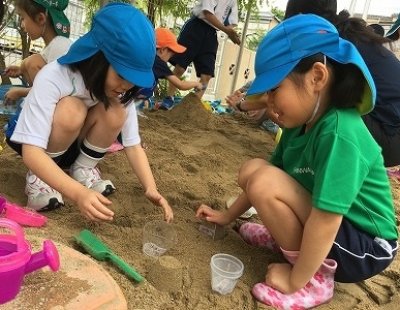 九文幼稚園の砂場で小学生が遊んできました。