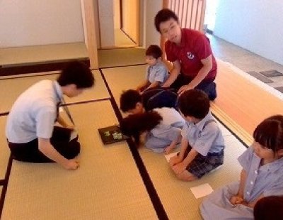 日本文化教育・茶道の授業の様子をお伝えします。