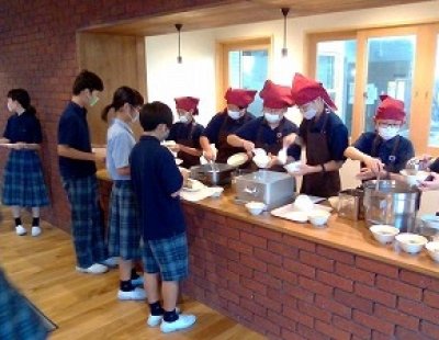 中学生が給食当番をスタートさせました。