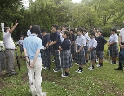 佐世保空襲慰霊塔で黙祷をおこないました。
