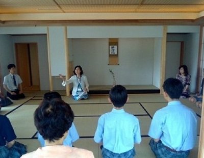 本日の中学校茶道授業では？