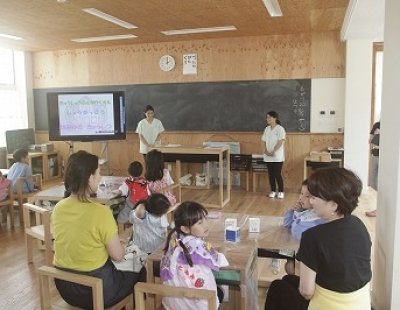 歯科衛生士学院から講師を招いてブラッシング指導を行いました。