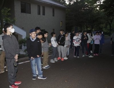 ナイトウォークと一日の振り返りを行いました。楽しい野外宿泊活動1日目、無事終了しました。