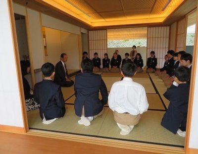 中学校で茶道の授業が行われました。