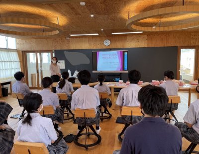 ～中学２年生　キャリア学習～　助産師さんより生命について話をしていただきました。