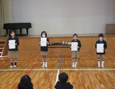 小学校　表彰式を行いました