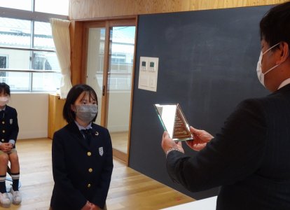 ③