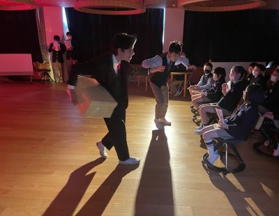 小学２、３年生「Legend of Momotaro」中学3年生による英語劇の鑑賞