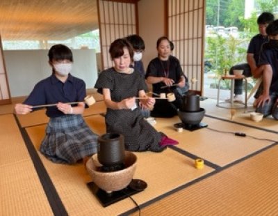 茶道の授業でお抹茶を点てていただきました。