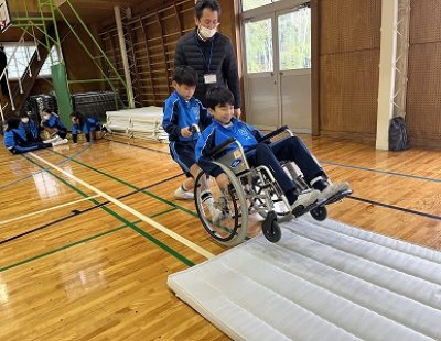 高齢者・障がい者疑似体験を行いました。