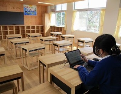 中学校では毎日タブレットで朝の会、一日の振り返り会をしています。